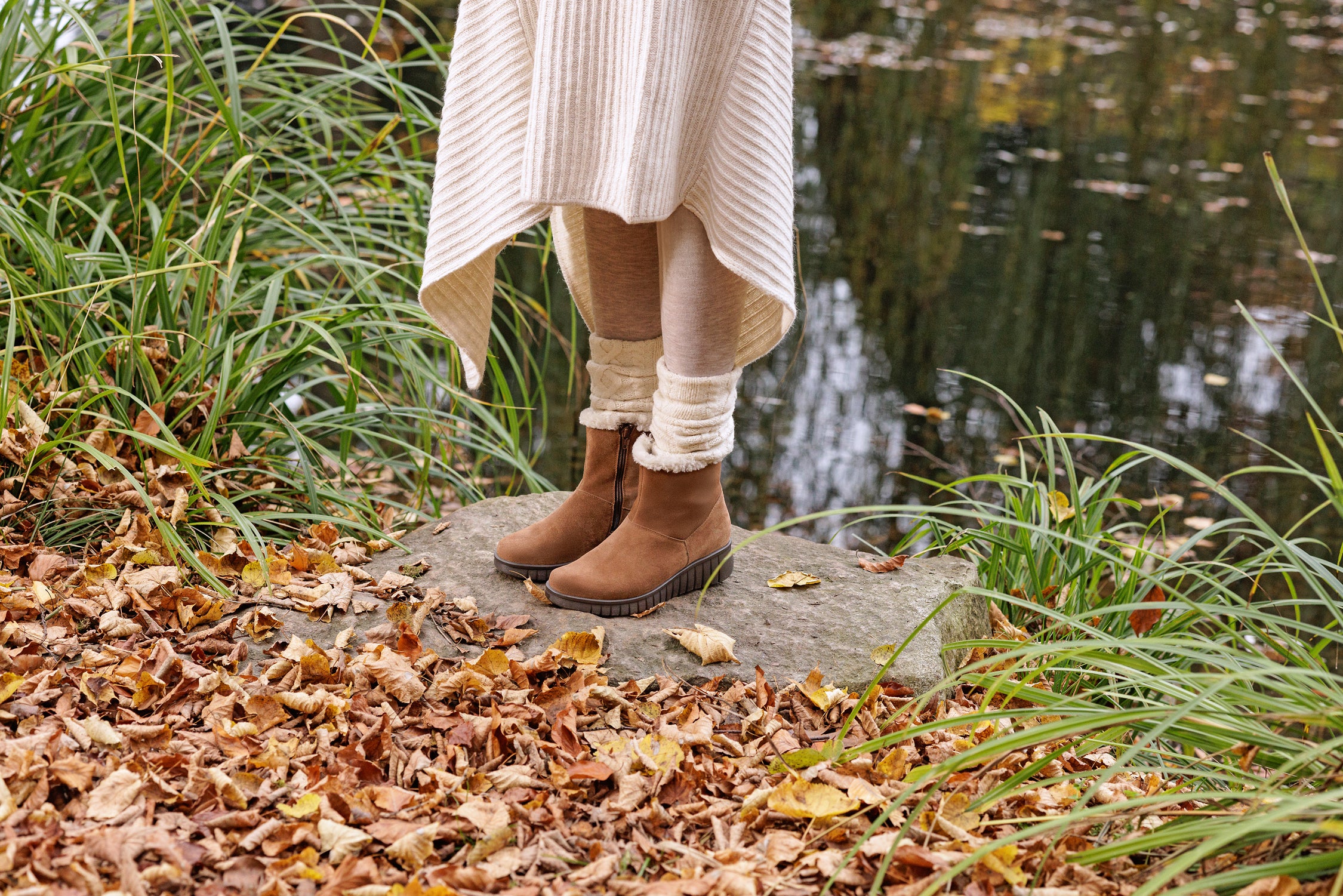 Braune Stiefeletten kombiniert mit Stulpen und Wollrock in beige